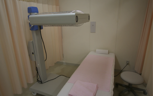 デルマレイ　皮膚科光線療法、紫外線療法に使用する機器です。（白斑、乾癬、掌蹠膿疱症）